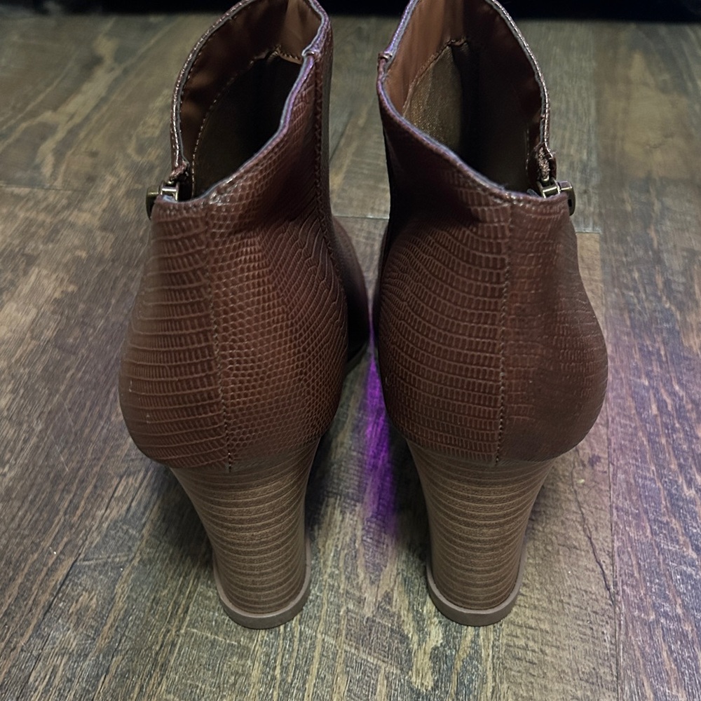 Journee Collection‎ Women's Glam Wedge Booties snakeskin Size 12 Brown - Picture 2 of 8
